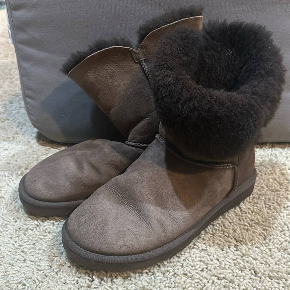 Ugg Bailey Button Short Women’s Size 8 Brown